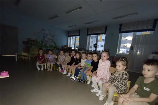 День театра в младшей группе Непоседы: волшебство на сцене!