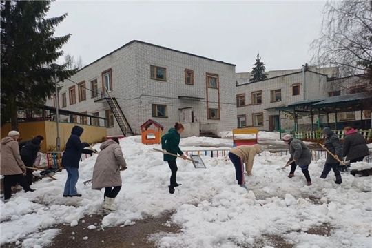 Масштабная работа по ворошению снега в детском саду.