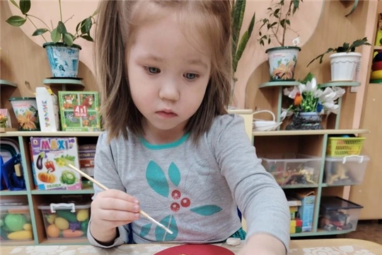 Украшение пасхальных яиц во второй младшей группе.