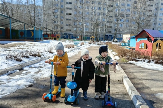 Обучение катанию на самокатах в ДОУ.