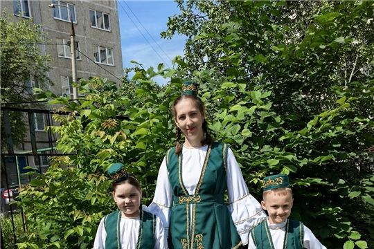 Моя семья в национальном костюме.