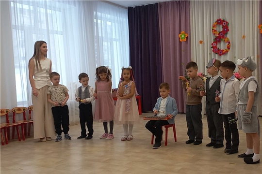 В детском саду начались утренники "8 Марта!"