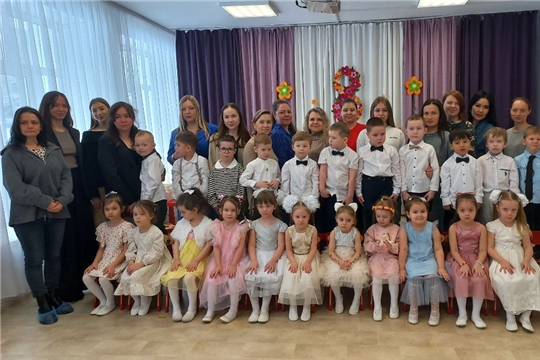  Праздничный утренник «Волшебные бусы для мамы».