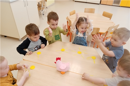 Малыши открывают чудеса пробуждающейся природы.