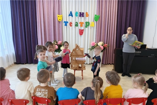 Показ сказок "Теремок" и "Колобок".