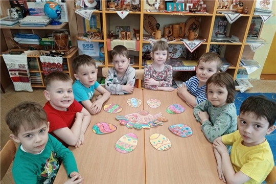 Разукрашиваем радость вместе с пасхальными яйцами.