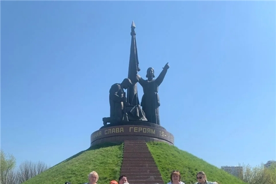 Цветы к Вечному огню у Монумента Воинской Славы г. Чебоксары.