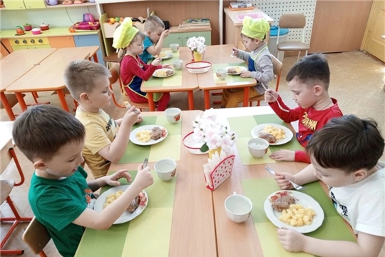   Отварной картофель с маслом и аппетитная котлета.