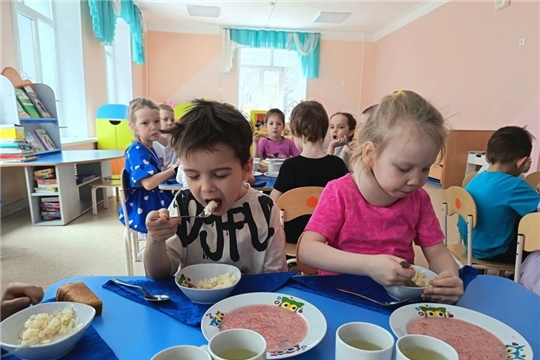 Салат из квашеной капусты.