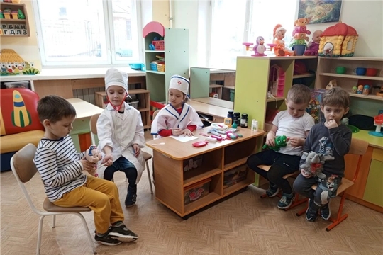 Малыши познакомились с работой ветеринара через сказку про Айболита.