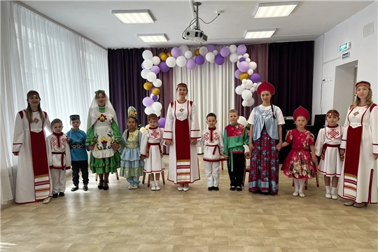 Дефиле национальных костюмов.
