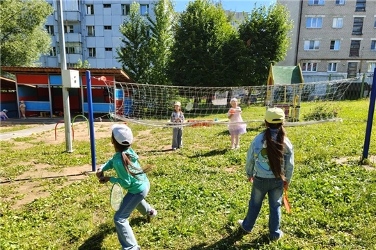 Играем в бадминтон.