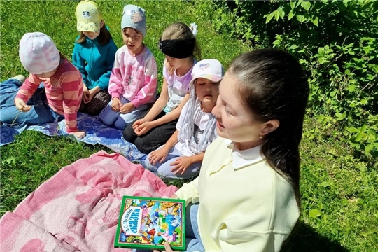 Акция «Сказки на траве»