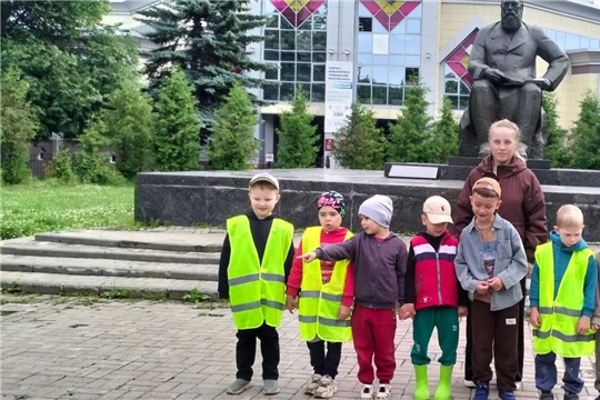 Познавательная прогулка: воспитанники детского сада посетили сквер имени И. Я. Яковлева