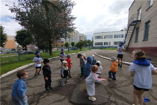 Тимуровская команда» в гостях у малышей