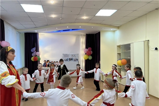 «Творческая мозаика России»: музыкально-литературная гостиная в группе «Солнышки»