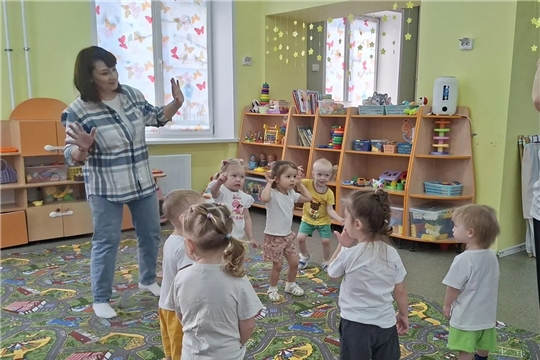 Зарядка вместе с родителями в группе «Любознайки»