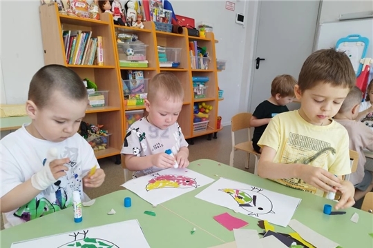 Не нужны ножницы: «Гномики» создают птичек из рваной бумаги
