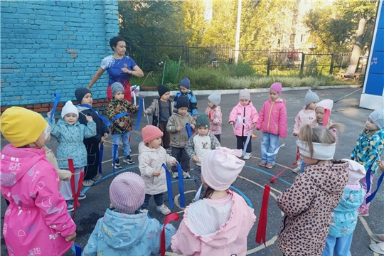 Утренняя гимнастика на свежем воздухе в осенний период