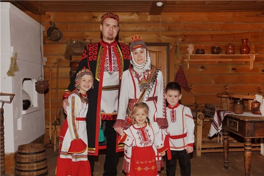 Фоточеллендж «Моя семья в национальном костюме»