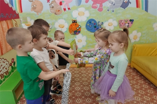 Мальчишки средней группы поздравили своих дорогих девочек с праздником 8 марта 🌹