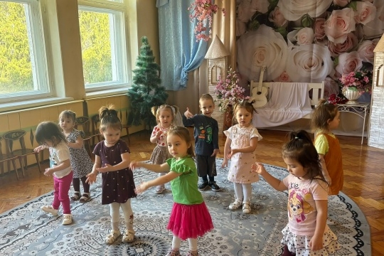 Малыши, посещающие танцевальную студию «Топотушки», продолжают осваивать танцевальное пространство