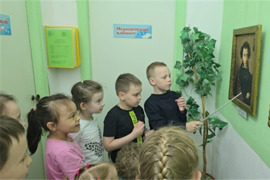 Маленькие экскурсоводы в детском саду знакомили своих друзей с портретом и творчеством А.С. Пушкина