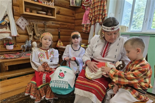 В детском саду прошел «Семейный Акатуй: нити чувашского наследия в маминых руках»