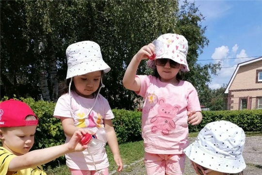 Летний день в детском саду наполнен звонким смехом и плеском воды