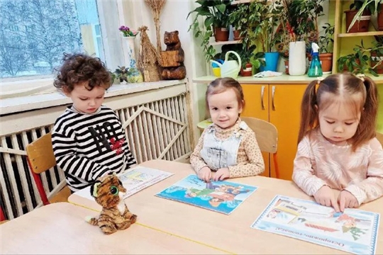 Дошколята учатся быть аккуратными пассажирами.