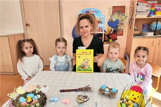 Пасхальная корзинка и красочный лэпбук: творчество и традиции в группе «Смешарики»!