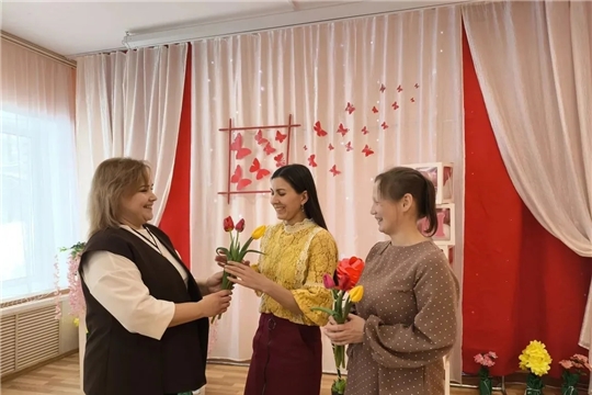 Весна начинается здесь: поздравления сотрудниц в преддверии 8 Марта!!!