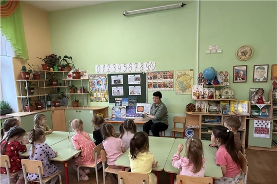 «Путешествие к звездам: в средней группе прошел познавательный час о космосе»