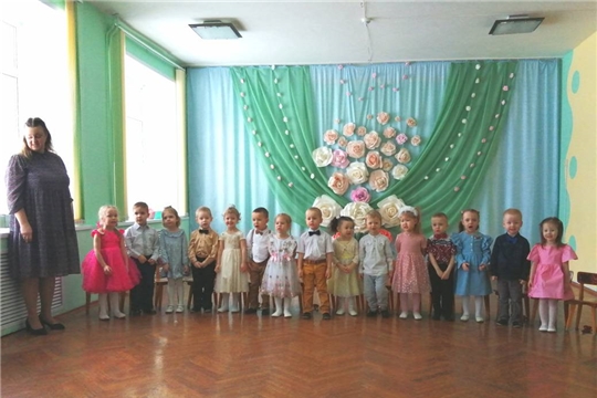 Весенние праздники для мам и бабушек