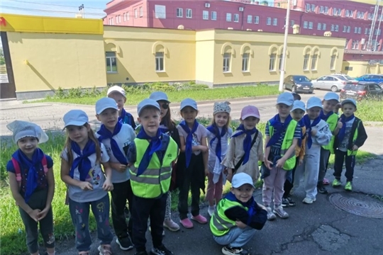 По родному краю с рюкзаком шагаю по улице Петрова
