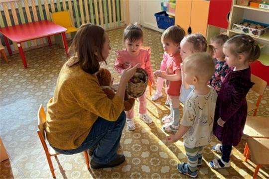 Мишка в гостях у малышей