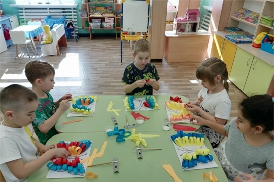 Бабочка из "капелек" из цветных бумажных полосок (Мастерская фантазий)
