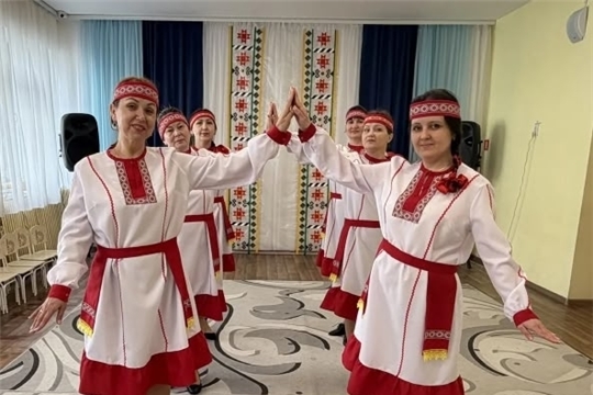 Единые сердцем : хранительницы чувашской красоты и слова: флешмоб в детском саду!