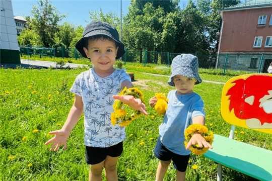 Солнечные гости: малыши познакомились с одуванчиками! 