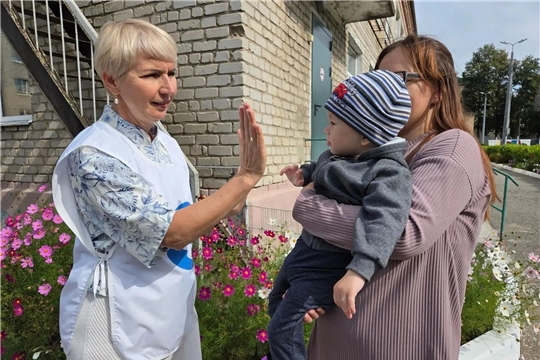 Адаптация с заботой: Женское движение рядом с мамой