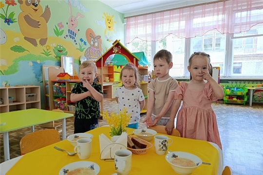 Малыши знакомятся с культурой питания: учимся сервировать стол и пользоваться приборами