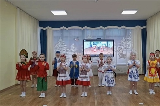 "Дефиле в национальных костюмах"