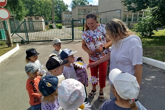 Акция «Ромашка добра»: воспитанники детского сада подарили прохожим частичку тепла