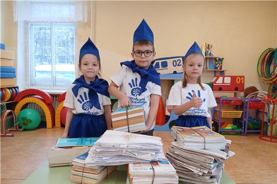 Тимуровцы собирают макулатуру