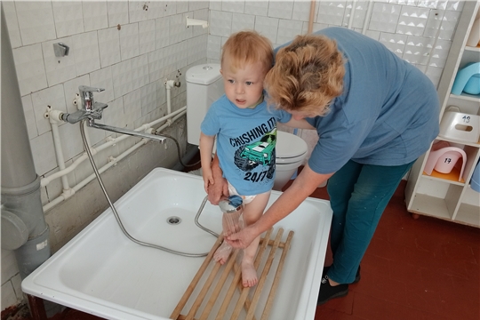 Водные процедуры: мытье ног после прогулки