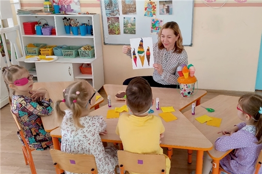 К нам весна шагает