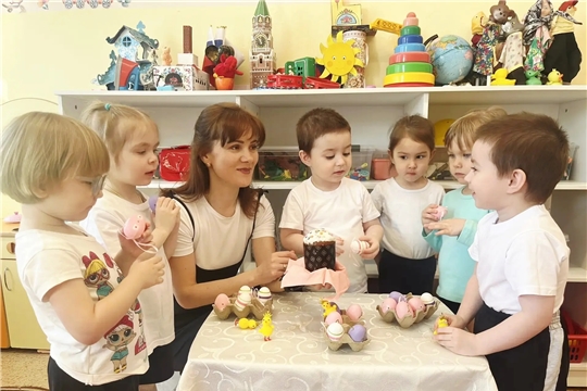 Младшая группа готовится к Пасхе