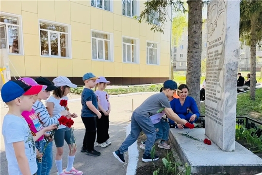 Возложение цветов к памятникам героев ВОВ