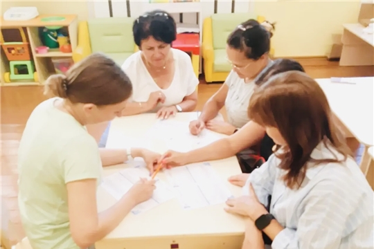 Сбор подписей сотрудников и родителей воспитанников в поддержку проекта по ремонту веранд в детском саду