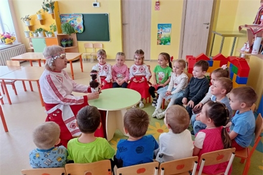 Знакомство с национальным костюмом.